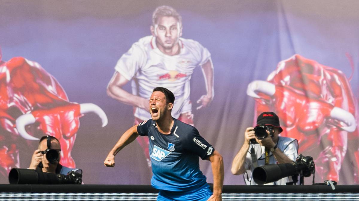 Im direkten Duell bekriegen sich RB Leipzig und Hoffenheim im Kampf um den Anschluss an die Champions-League-Plätze. Hoffenheim kommt besser in die Partie. RB-Torwart Peter Gulacsi lässt einen Schuss wieder fallen. Mark Uth ist zu Stelle und staubt nach 14 Minuten zum 0:1 ab