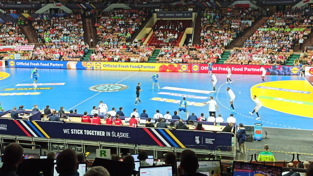 Slowenien zieht bei der WM in Überzahl zumeist einen Spieler freiwillig zurück - in diesem Fall gegen Frankreich Kreisläufer Blaz Blagotinsek (l.)