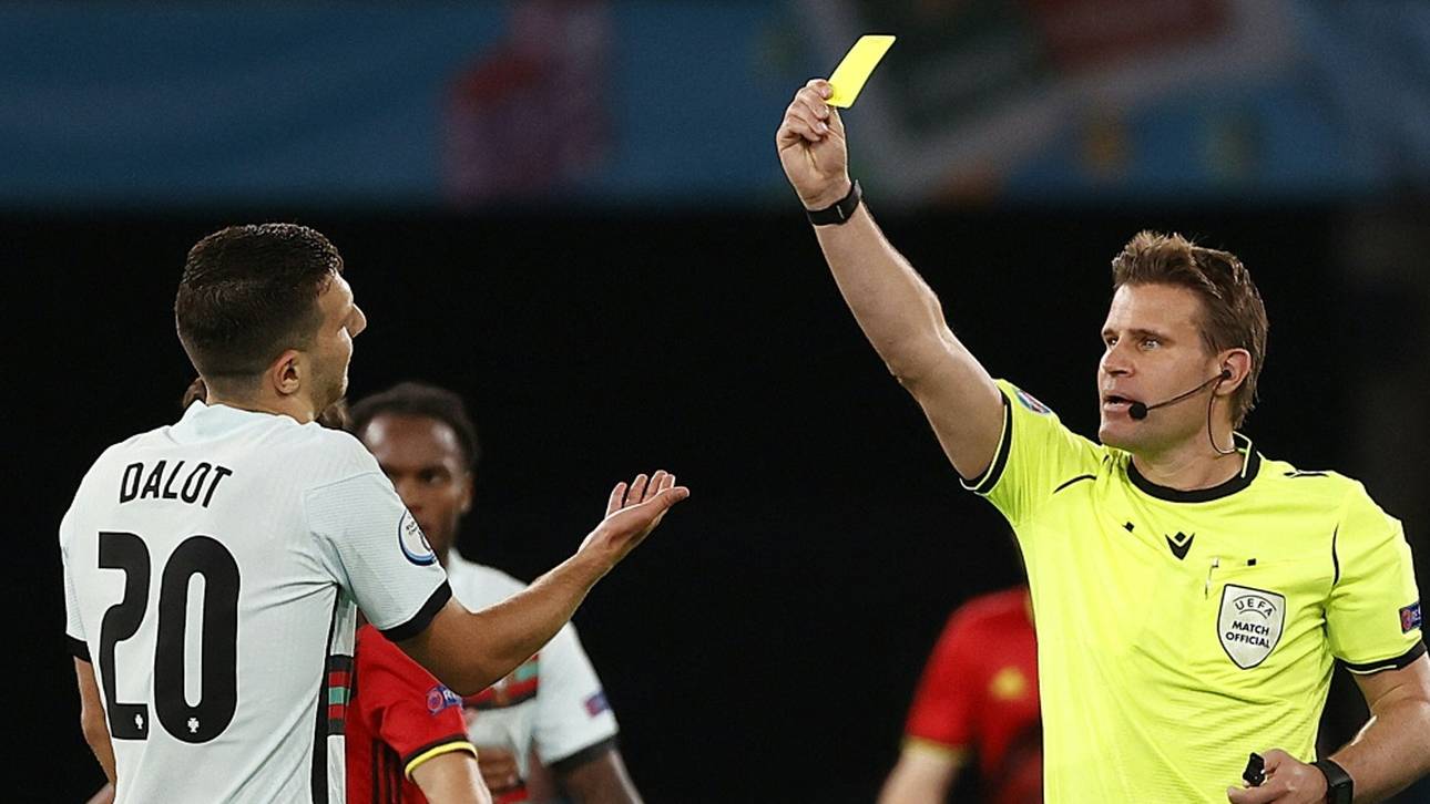 Nach anstrengenden Achtelfinals: Brych und Siebert blicken gespannt nach Wembley