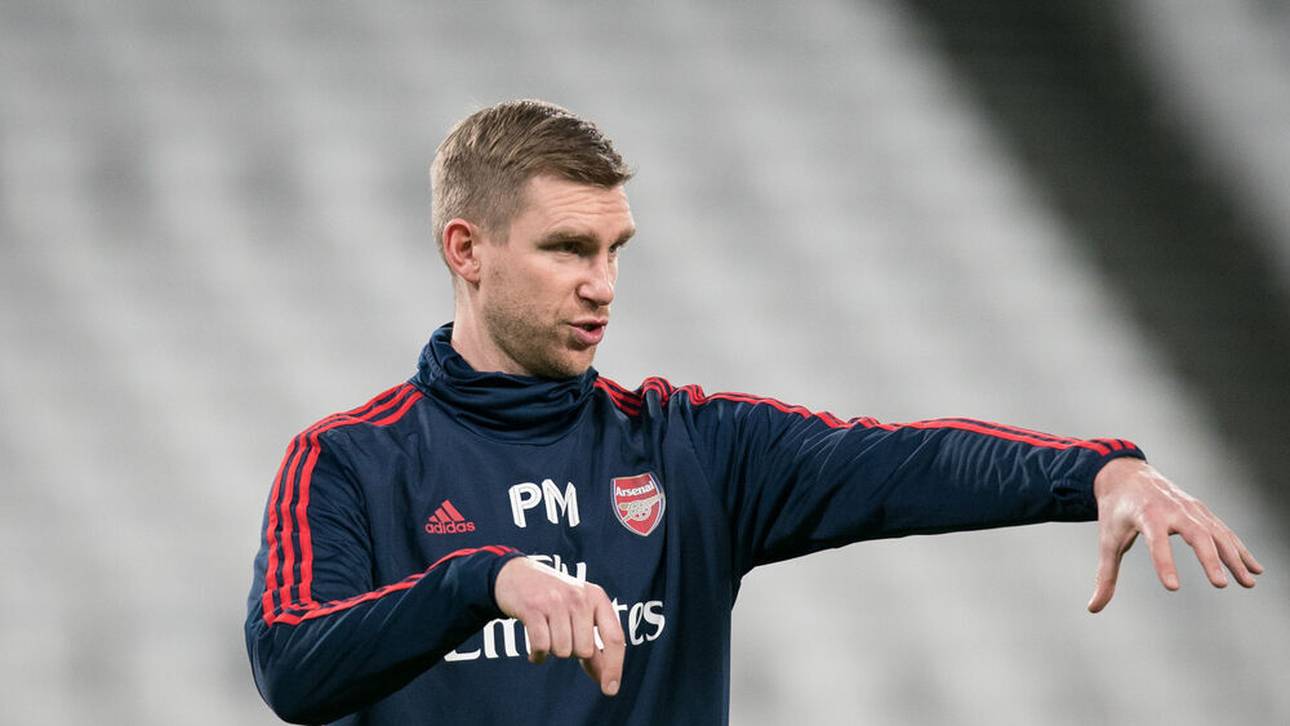 Hier sieht Mertesacker Handball vorn