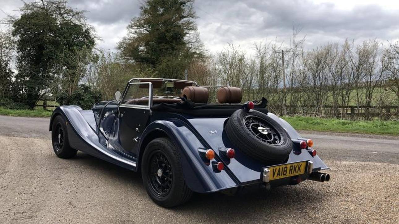 Viel Platz für Gepäck gibt es unter dem Reserverad nicht. Auch für die Insassen wird es schnell eng in dem Morgan Plus4