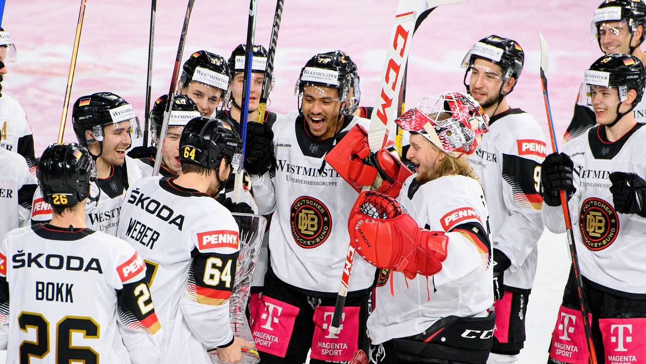 Die DEB-Cracks bejubeln ihren Titelgewinn beim Deutschland Cup im vergangenen Herbst
