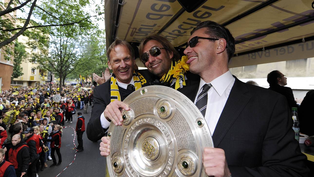 Hans-Joachim Watzke, Jürgen Klopp und Michael Zorc mit der 2011 gewonnenen Meisterschale