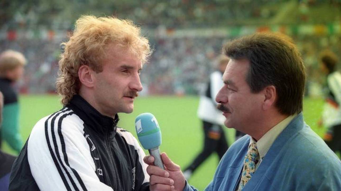 Nationalspieler Rudi Völler (li., Deutschland) wird 1994 von Waldemar Hartmann interviewt