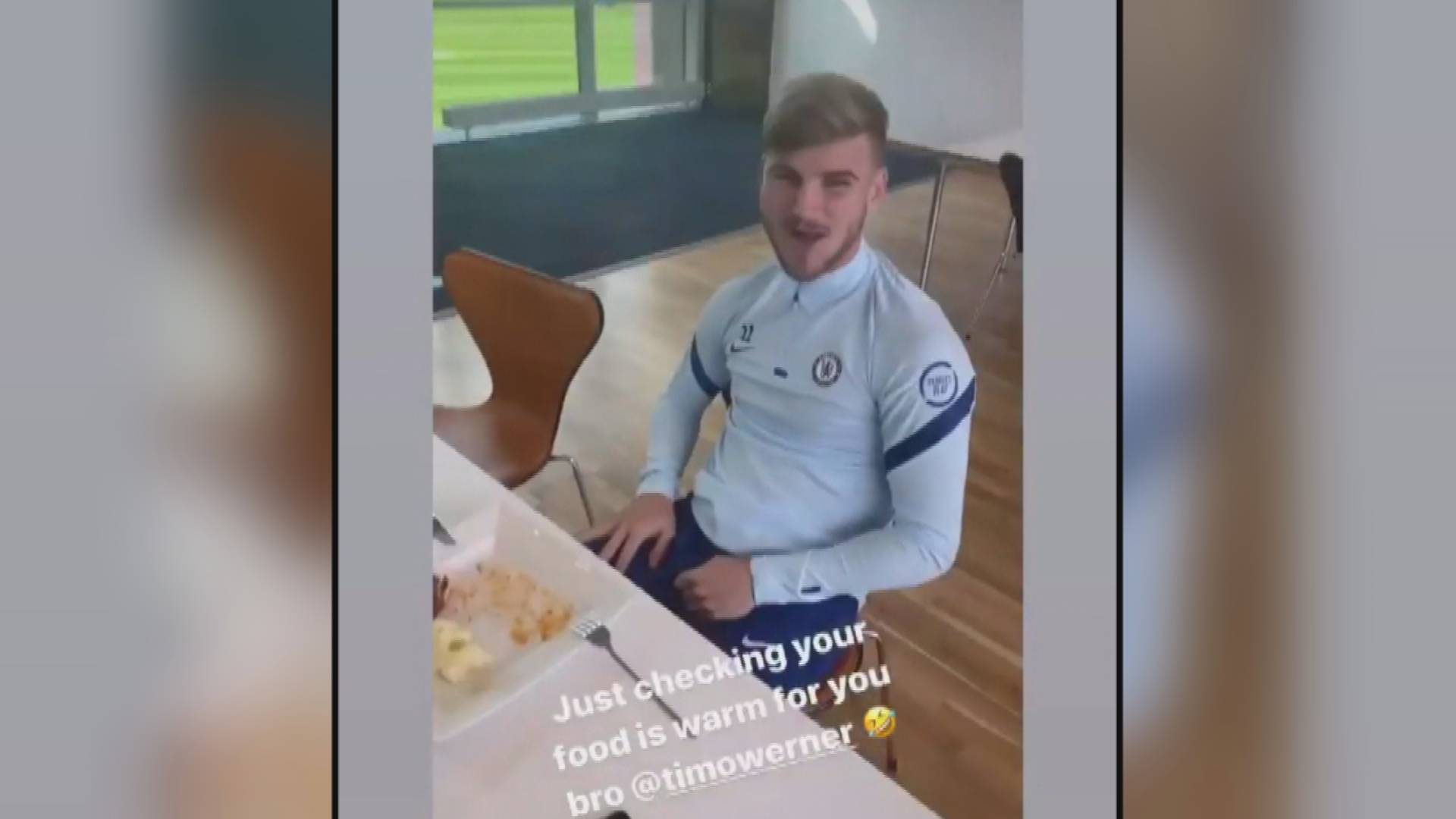 Fc Chelsea Mitspieler Grapscht Timo Werner Ins Essen