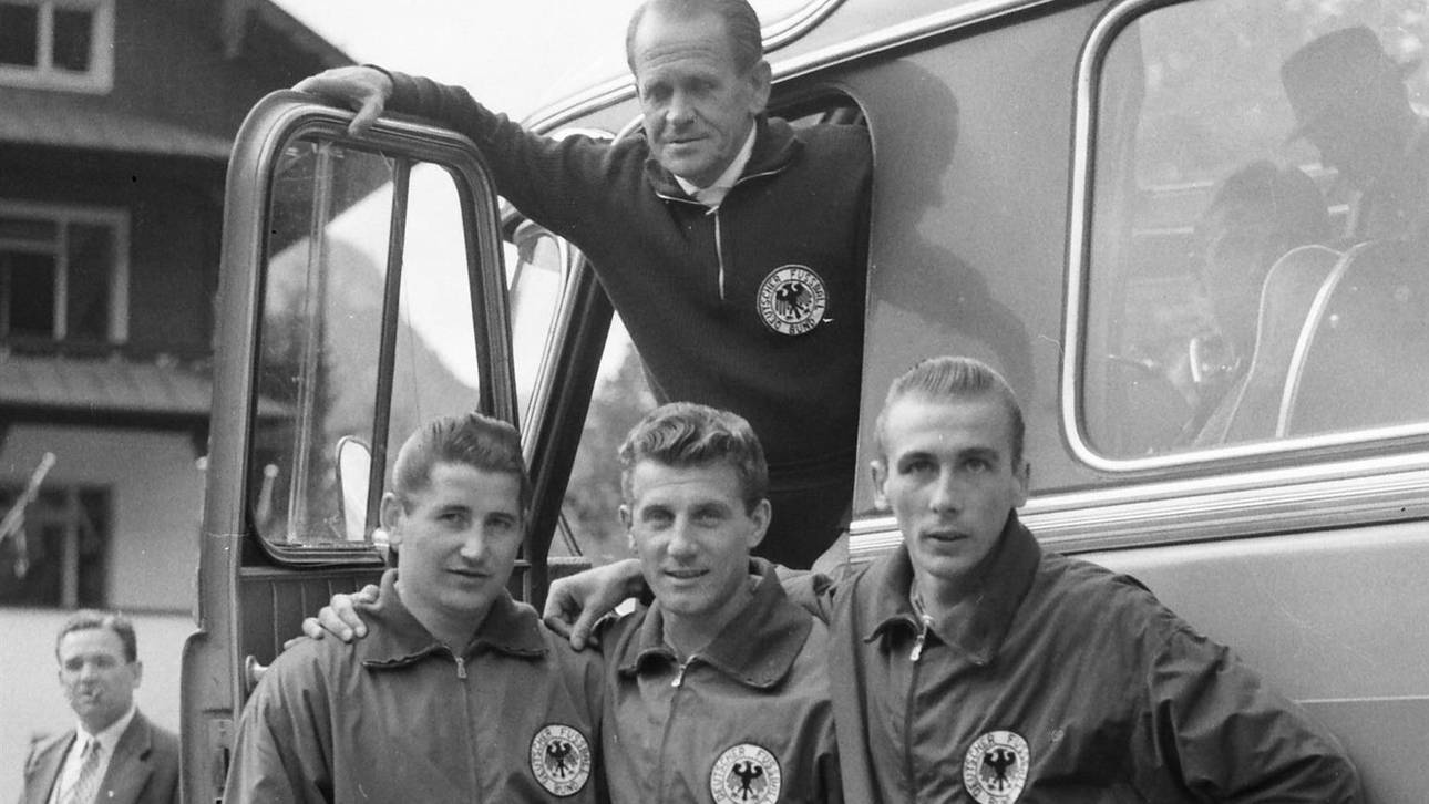 Horst Eckel (r.) mit seinen Kollegen Helmut Rahn (l.)  und Hans Schäfer sowie Bundestrainer Sepp Herberger (oben)