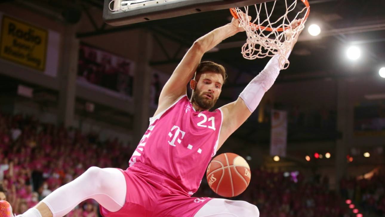 Bonn verlängert mit Nationalspieler