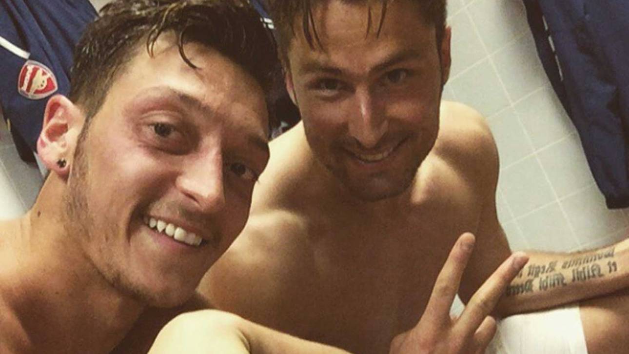 Mesut Özil (l.) und Olivier Giroud vom FC Arsenal nach dem Spiel