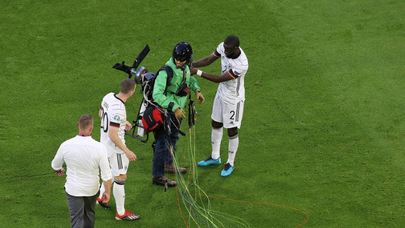 Die Nationalspieler Antonio Rüdiger (r.) und Robin Gosens schauen besorgt nach dem Paraglider
