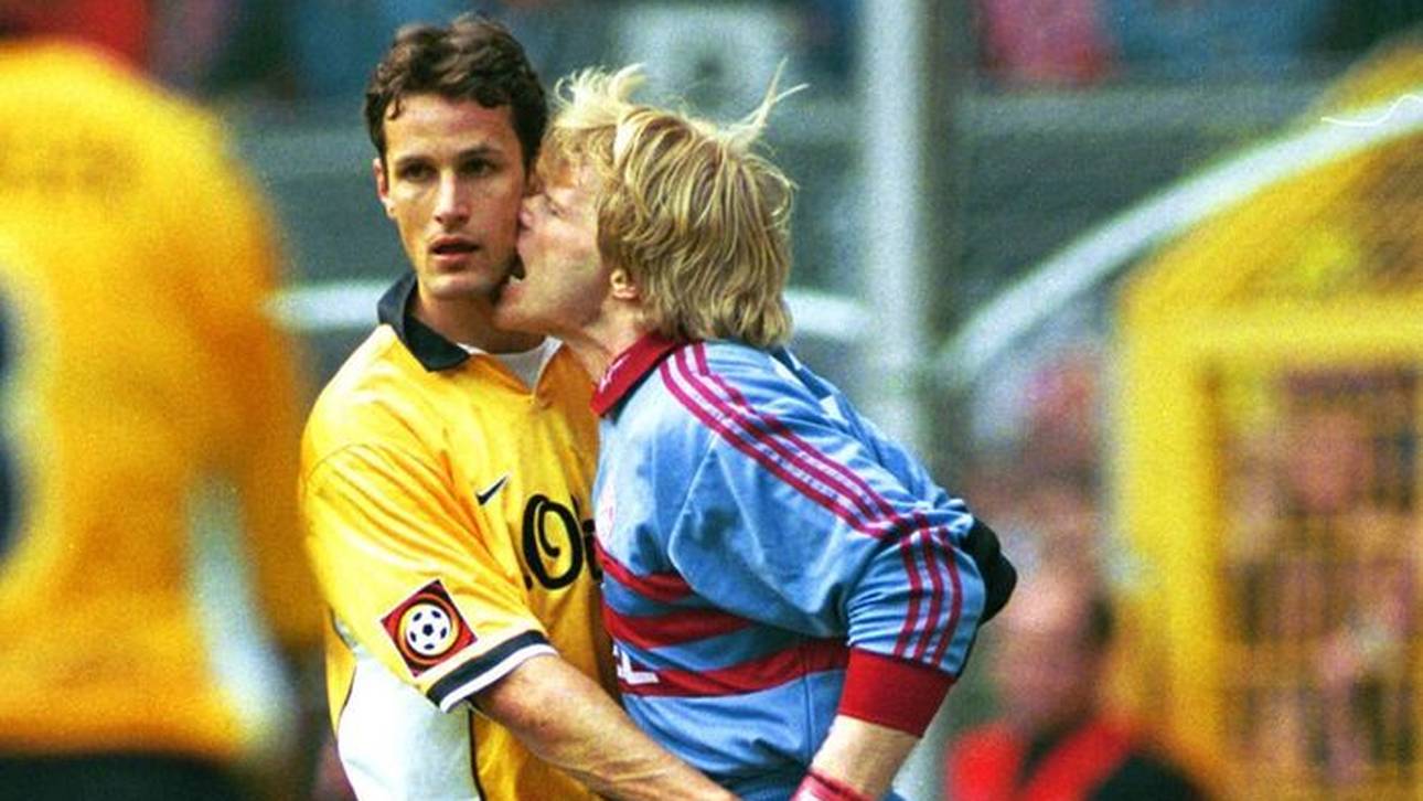Oliver Kahn (r.) versucht zuzubeißen - Heiko Herrlich weiß nicht wie ihm geschieht