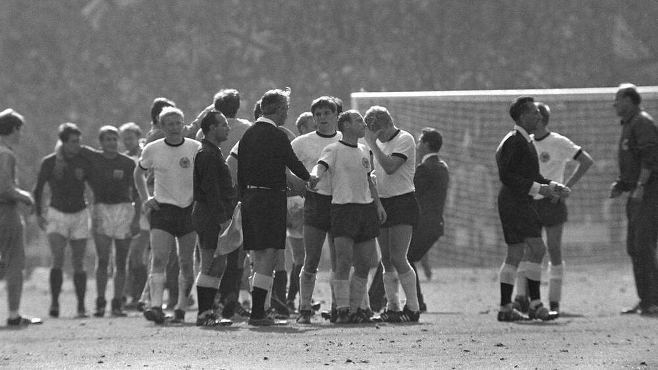 Uwe Seeler gibt Schiedsrichter Tofik Bahkramow die Hand