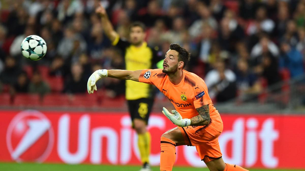 ROMAN BÜRKI - Beim 0:1 machtlos, beim zweiten Gegentor aus größerer Distanz sah der Schweizer nicht gut aus. Bei Tor drei wieder ohne Chance. Häufiger als gewohnt als Spielaufbauer gefordert - was zumeist klappte, einige Bälle landeten unter Druck aber auch im Aus oder beim Gegner. Verhinderte in der 67. Minute das 1:4. SPORT1-Note: 4