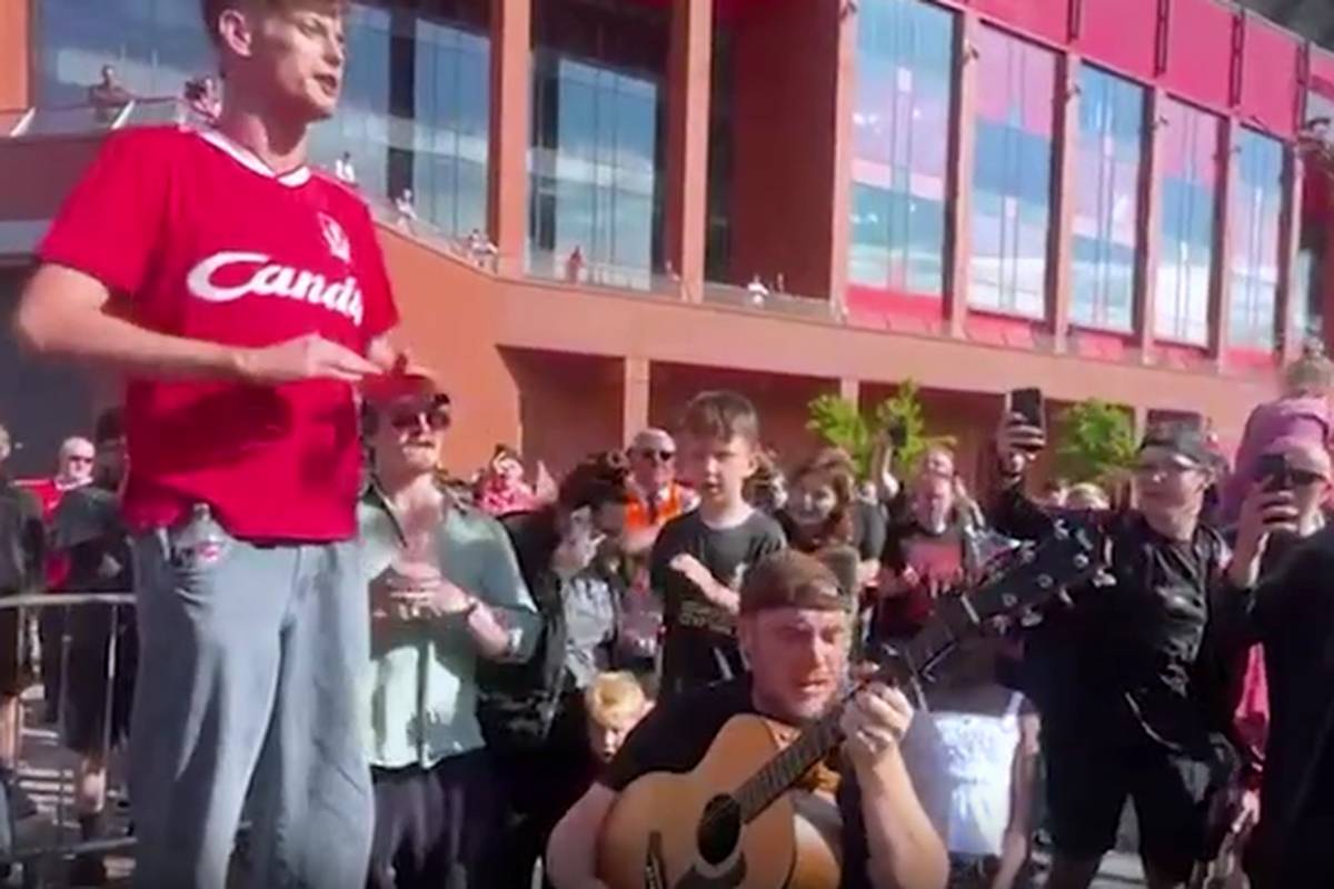 Der Name Diogo Jota hallte am Donnerstag nach dem Tod des 28-Jährigen durch Anfield. Fans versammelten sich, um dem verstorbenen portugiesischen Fußballer in einer musikalischen Einlage zu gedenken.