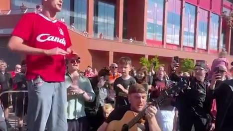 Der Name Diogo Jota hallte am Donnerstag nach dem Tod des 28-Jährigen in Anfield. Fans versammelten sich, um dem verstorbenen portugiesischen Fußballer in einer musikalischen Einlage zu gedenken.