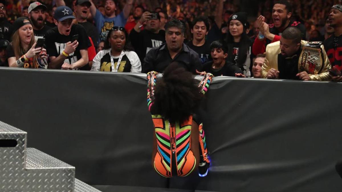 Auch zwei Routiniers geben ihr Comeback: Neben Tamina kehrt Naomi nach monatelanger Abwesenheit zurück. Die Ehefrau von Jimmy Uso sorgt mit einem spektakulären Sprung Richtung Zuschauerränge für ein akrobatisches Highlight - und bleibt dem Match vorerst erhalten