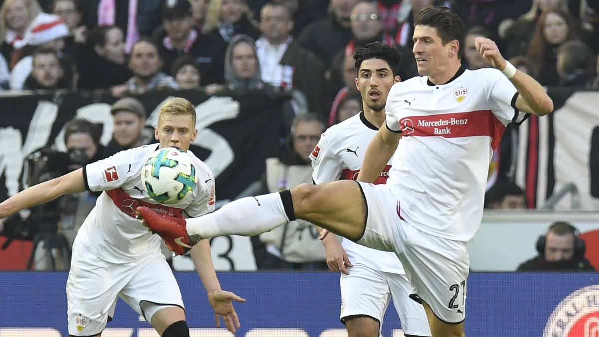 VERLIERER - VFB STUTTGART: Die Schwaben holten Nationalstürmer Mario Gomez zurück, aus Dortmund wurde Mittelfeldspieler Jacob Bruun Larsen ausgeliehen. Der Däne verursachte beim 0:2 gegen Schalke einen Elfmeter, Gomez blieb bislang erfolglos - während der nach Kökn verkaufte Simon Terodde schon dreimal getroffen hat