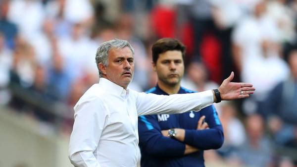 LONDON, ENGLAND - APRIL 21:  Jose Mourinho, Manager of Manchester United gives his team instructions during The Emirates FA Cup Semi Final match between Manchester United and Tottenham Hotspur at Wembley Stadium on April 21, 2018 in London, England.  (Photo by Catherine Ivill/Getty Images)
