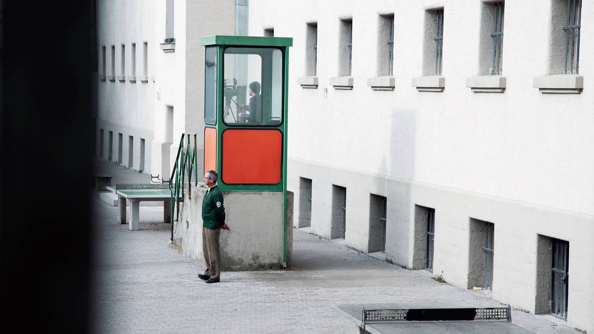 26. Februar 2016: Uli Hoeneß kehrt aus dem Freigängerhaus Rothenfeld in die JVA Landsberg am Lech zurück, wo er damals seine Haftstrafe angetreten hatte. Dort steht vor seiner Entlassung noch eine medizinische Untersuchung an. In Rothenfeld hatte er sich von Mitinsassen und Wärtern mit Bayern-Fanartikeln sowie dem Kauf von neuen Tischtennisplatten und Fitnessgeräten verabschiedet