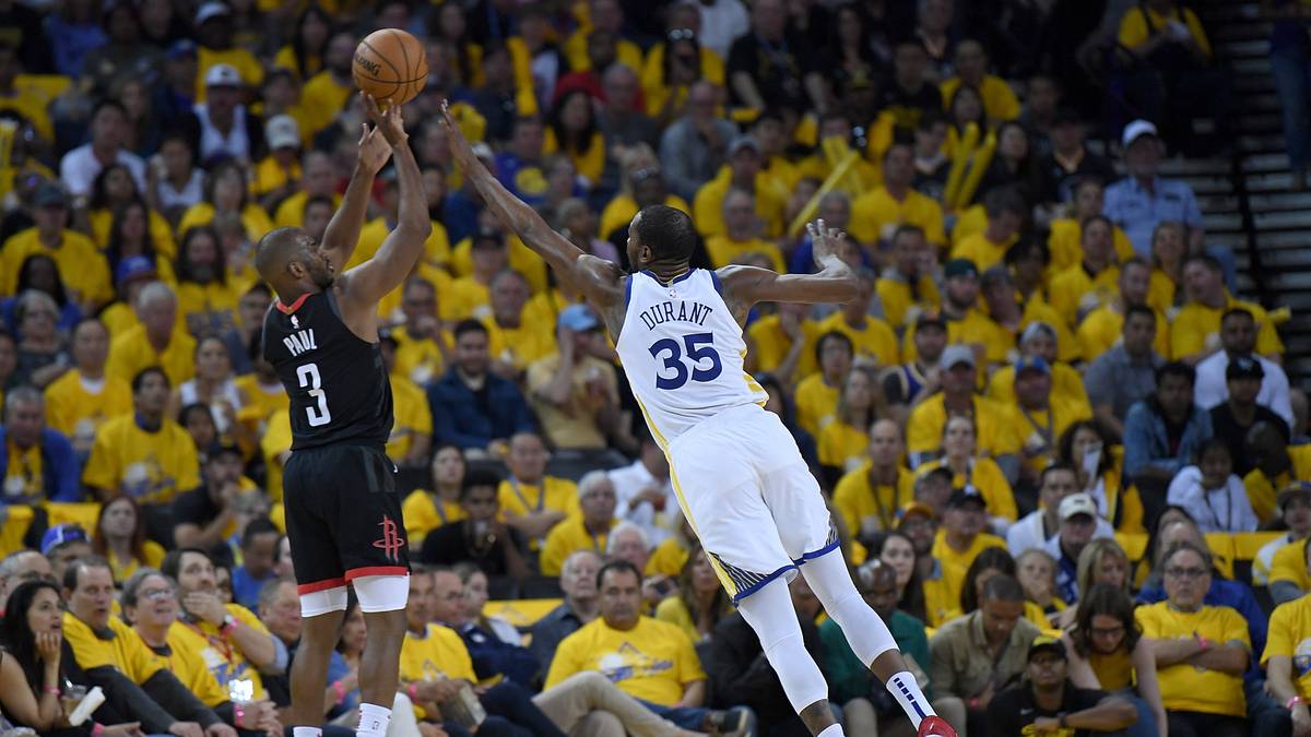 Im Vergleich zum Vorjahres-Duell wirkte Paul dieses Mal mit. Bei Golden State verletzte sich Kevin Durant im fünften Spiel an der Wade und verpasste die sechste Partie komplett. Trotzdem behielten die Dubs die Oberhand