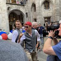 Der FC Bayern darf gleich aus zwei Gründen feiern! Am Samstag hat erst das Männerteam die Schale in die Höhe gereckt, dann zogen die Frauen am Sonntag nach. Alle News zur gemeinsamen Party am Marienplatz JETZT im Liveticker.  