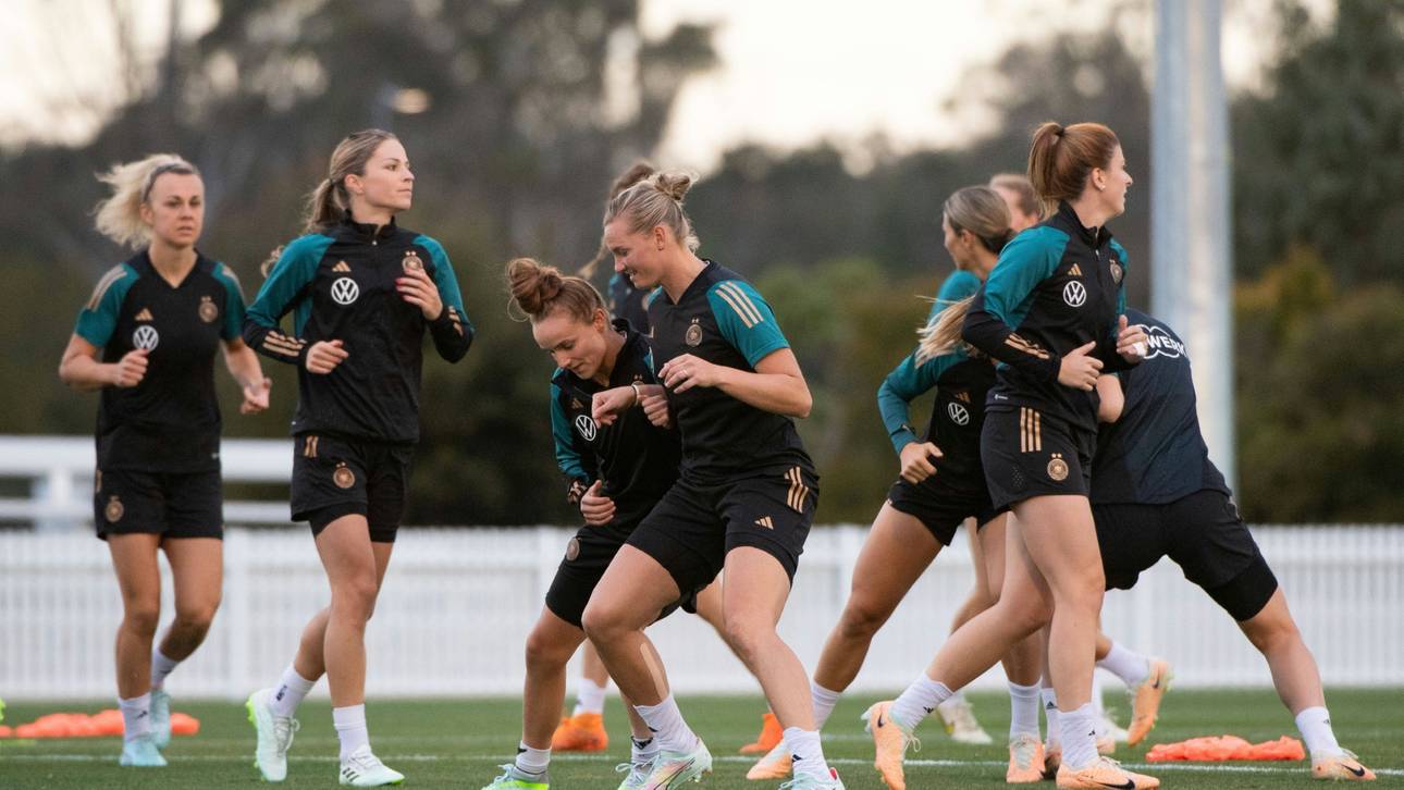 DFB-Frauen mit tierischer Bekanntschaft