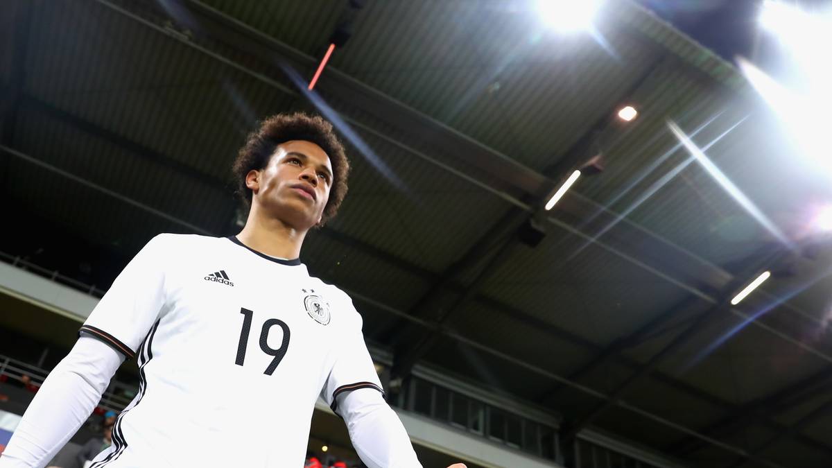 LEROY SANE: 50 Millionen Euro ließ sich Manchester City den ehemaligen Schalker im Sommer kosten - trotz erst einer Bundesliga-Saison als echte Stammkraft. Bei Pep Guardiola durfte Sane inzwischen das eine oder andere Mal ran, hat zudem schon vier A-Länderspiele und eine EM-Teilnahme unter Löw vorzuweisen. Klarer VORTEIL 2016, Zwischenstand: 3:6