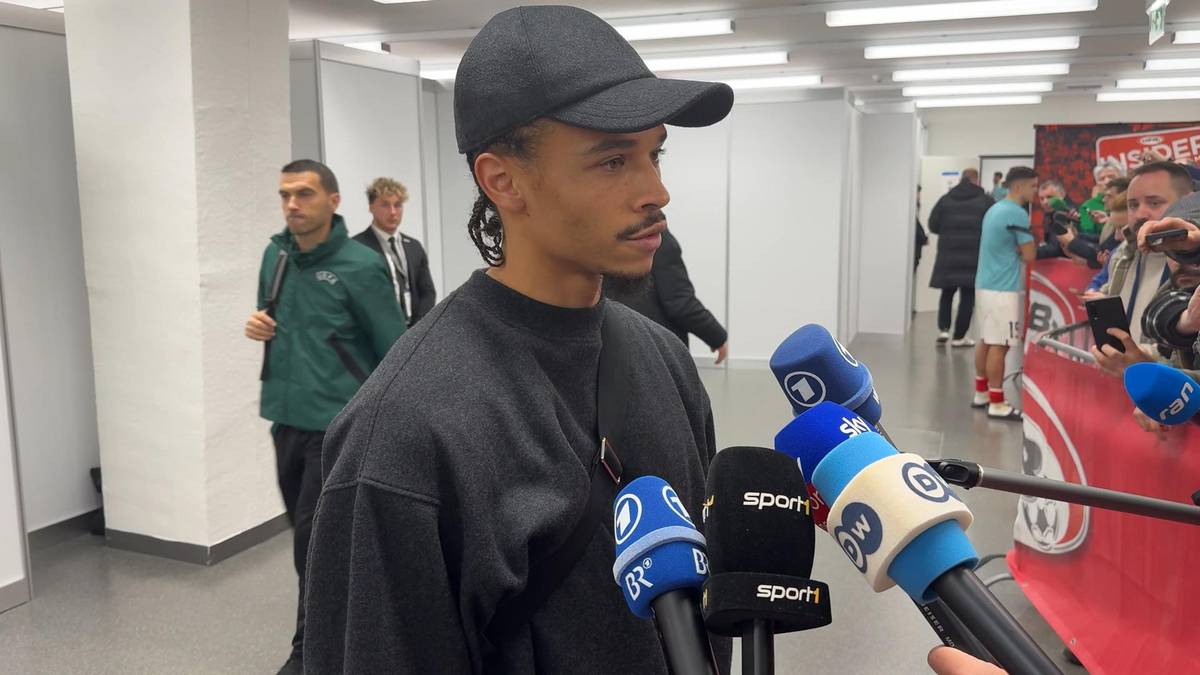 Nachdem Leroy Sané im Länderspiel gegen Österreich nach einer Tätlichkeit vom Platz geflogen ist, stellt er sich den Fragen der Journalisten.