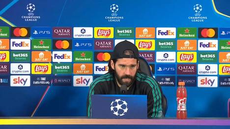 Mo Salah steht bei Liverpool aktuell außen vor, nachdem er sich vor Kurzem in einem Interview zu seiner Lage bei den Reds kritisch geäußert hat. Teamkollege Alisson kann das Verhalten des Ägypters nicht verstehen.