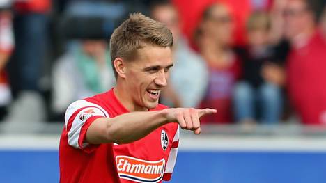 Nils Petersen jubelt über einen Treffer