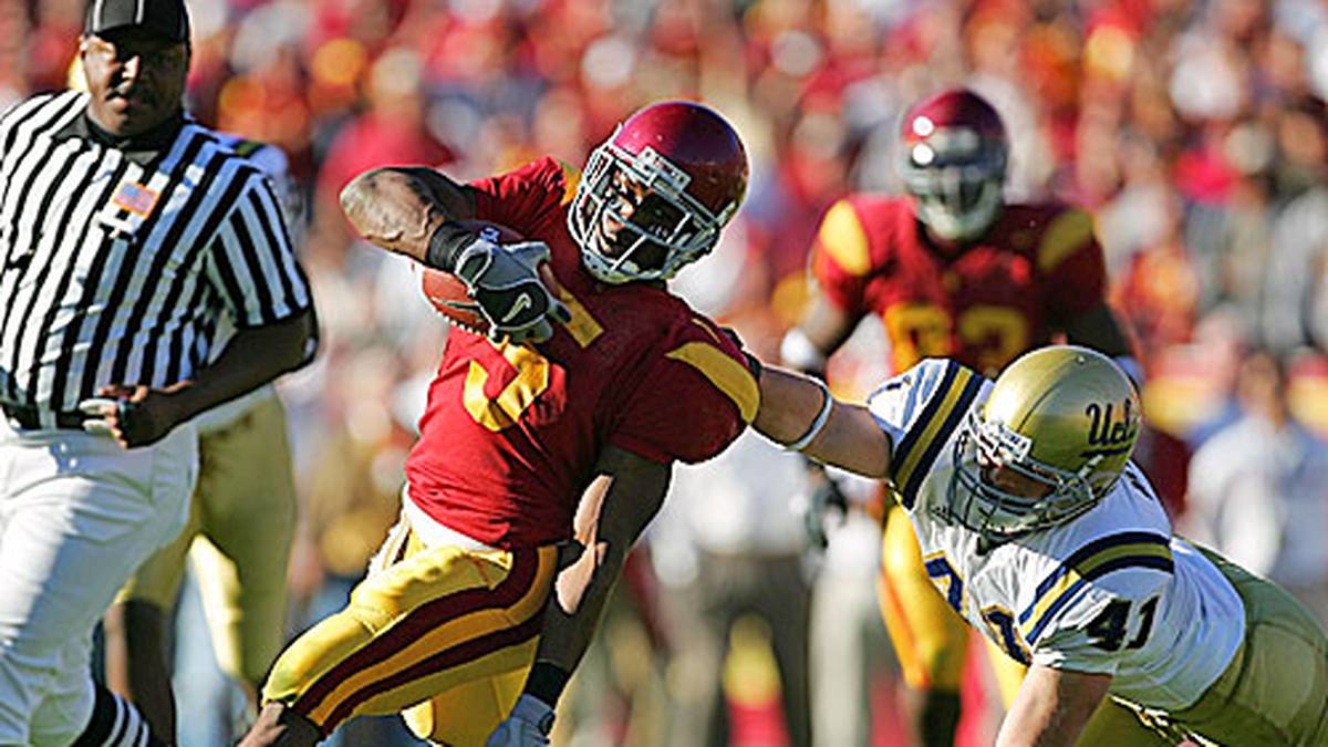 REGGIE BUSH (Running Back; USC; Detroit Lions): Bush ist die Sensation im College Football in der Saison 2005. Mit überragender Mehrheit wird das Kraftpaket zum besten Spieler des Jahres gewählt. Nach Untersuchungen der NCAA wird ihm die Heisman Trophy 2010 aber wieder aberkannt - erstmals in der Geschichte. Im gleichen Jahr gewinnt Bush mit New Orleans seinen einzigen Super Bowl