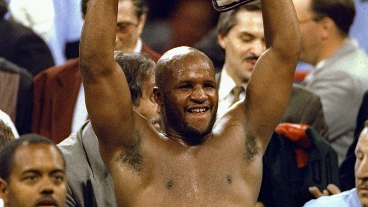 MICHAEL MOORER: Im Kampf gegen Holyfield ging Moorer in der zweiten Runde zu Boden, konnte seinen Kontrahenten nach zwölf Runden jedoch auspunkten. Nach dem Fight wurde bei Holyfield ein Herzfehler diagnostiziert, der ihn schon während des Kampfes einschränkte 
