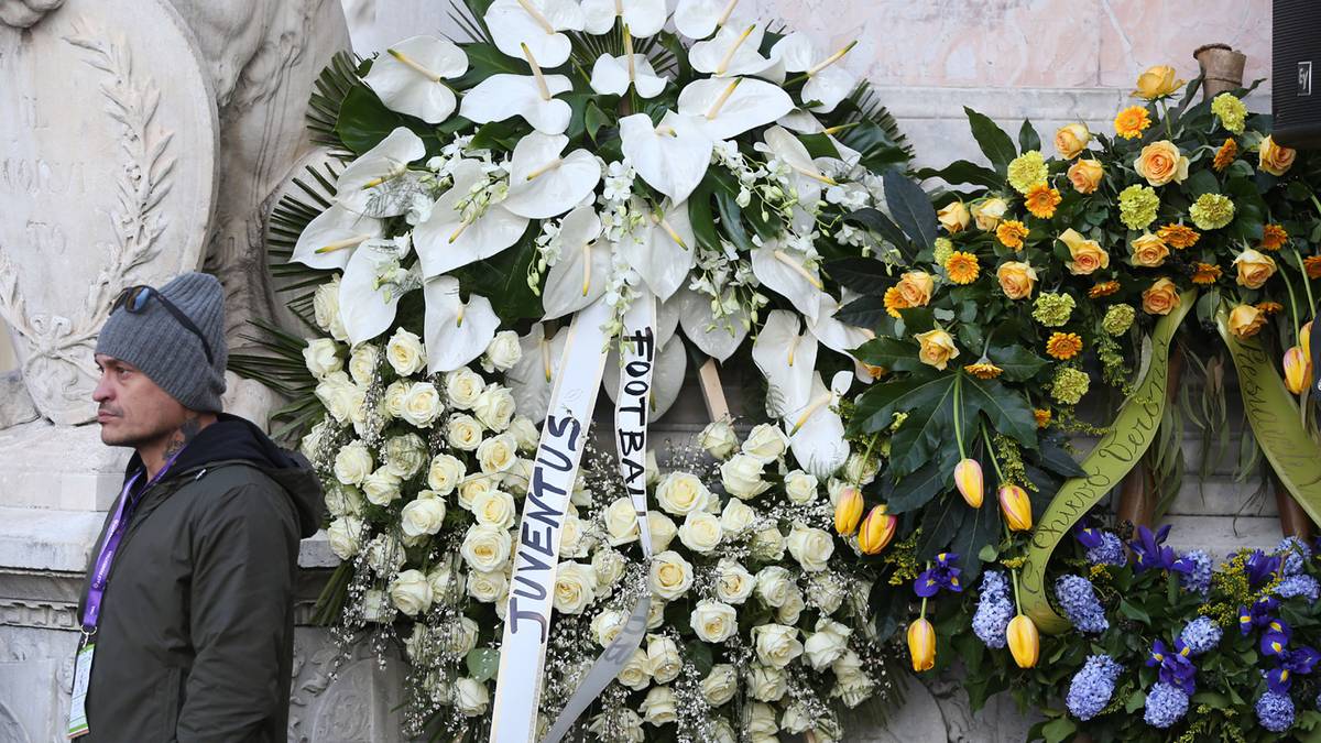 Der Tabellenzweite der Serie entsendete außerdem einen letzten Gruß und lies einen großen Kranz mit weißen Blumen aufstellen