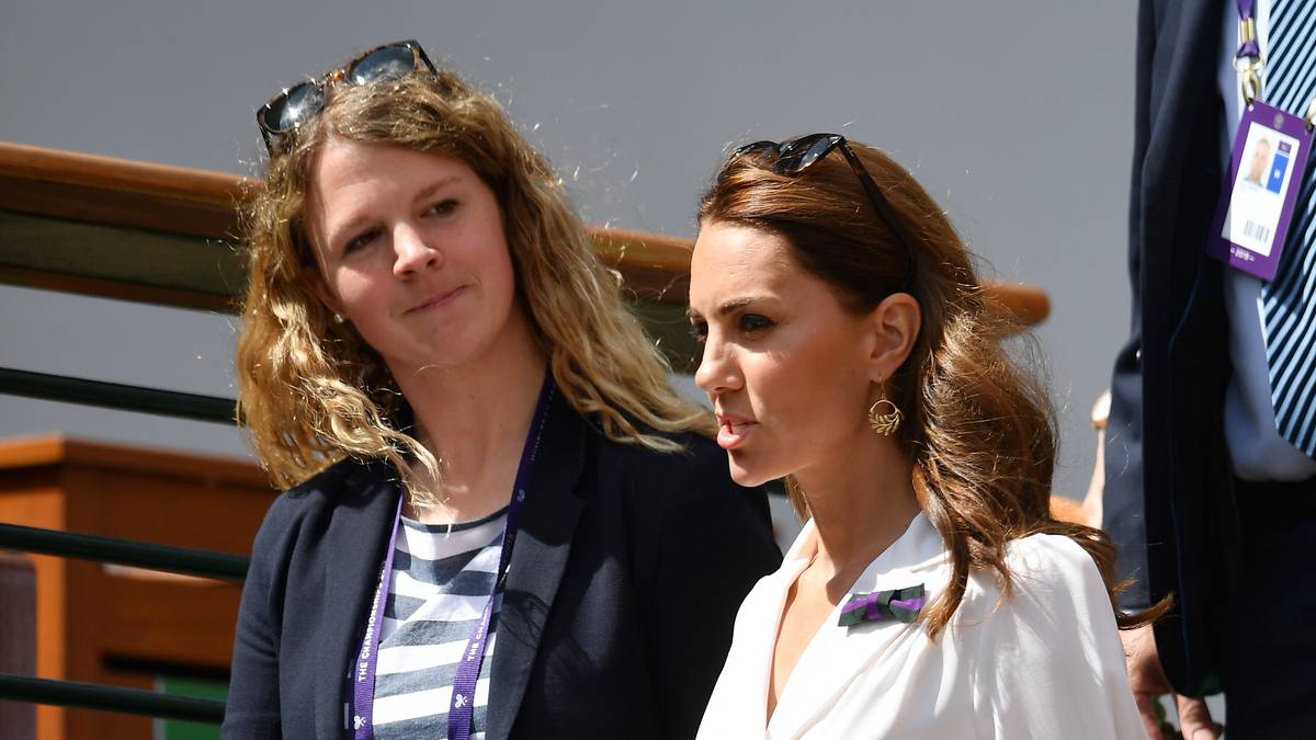 ... und hält sich - genau wie alle Spieler - an den Dresscode. In Wimbledon müssen 90 Prozent der Spielkleidung weiß sein. Ursprünglich wurde die Regel eingeführt, um Schweißflecken zu verstecken