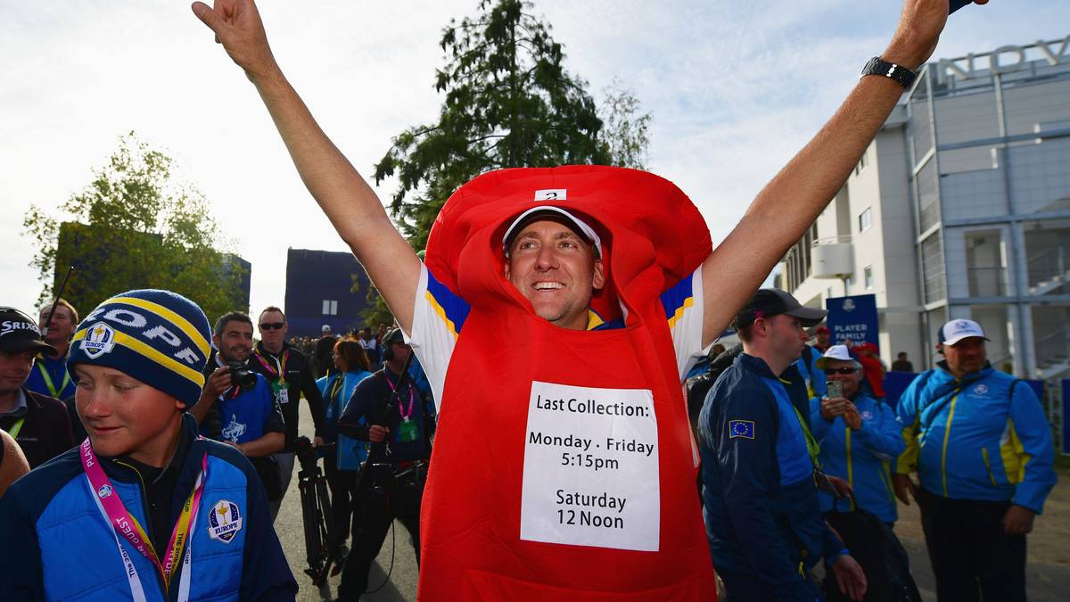 Auch bei den Spieler gibt es kein Halten mehr. Ian Poulter schnappt sich das Briefkasten-Kostüm eines Fans und verkleidet sich selbst
