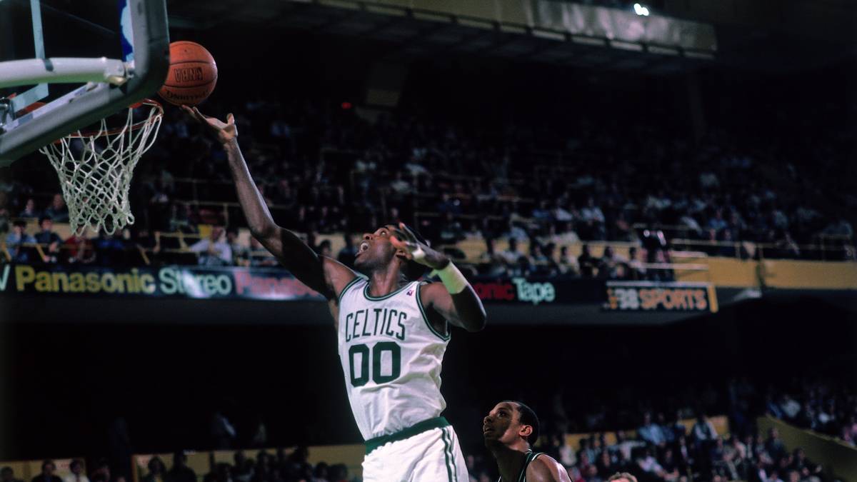 Robert Parish gewinnt in seiner NBA-Laufbahn vier Meisterschaften - drei Mal mit den Boston Celtics ...