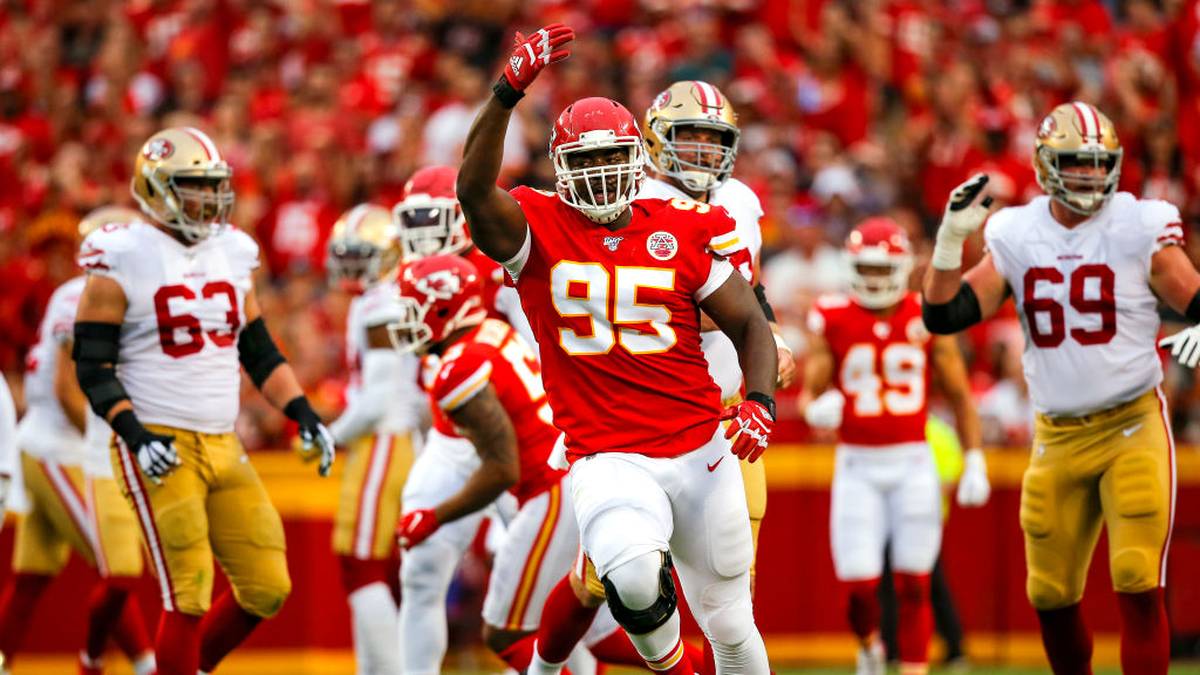 Zum anderen müssen die Veränderungen in der Defense greifen. Man kann nicht behaupten, dass die Chiefs nichts probiert hätten. Doch ob die neue Zusammensetzung Wirkung zeigt, ist eine kleine Wundertüte