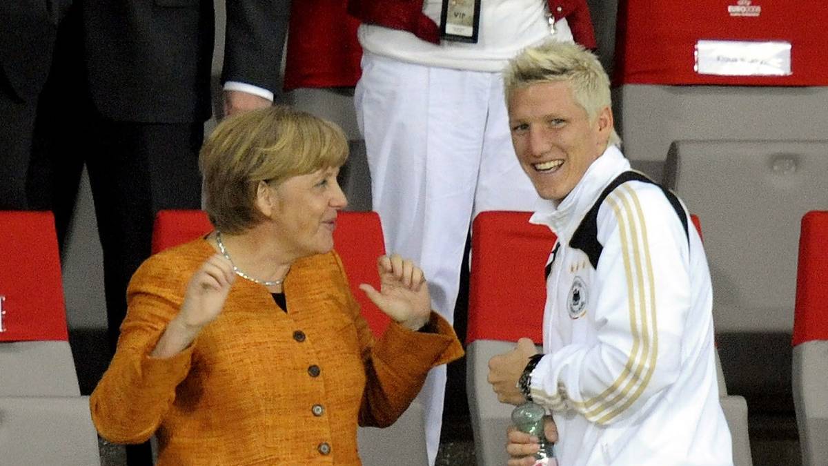 Lange läuft es gut. Als Schweinsteiger gegen Österreich gesperrt ist, platziert er sich auf der Tribüne bei Bundeskanzlerin Angela Merkel. Doch im Finale ist Spanien eine Nummer zu groß