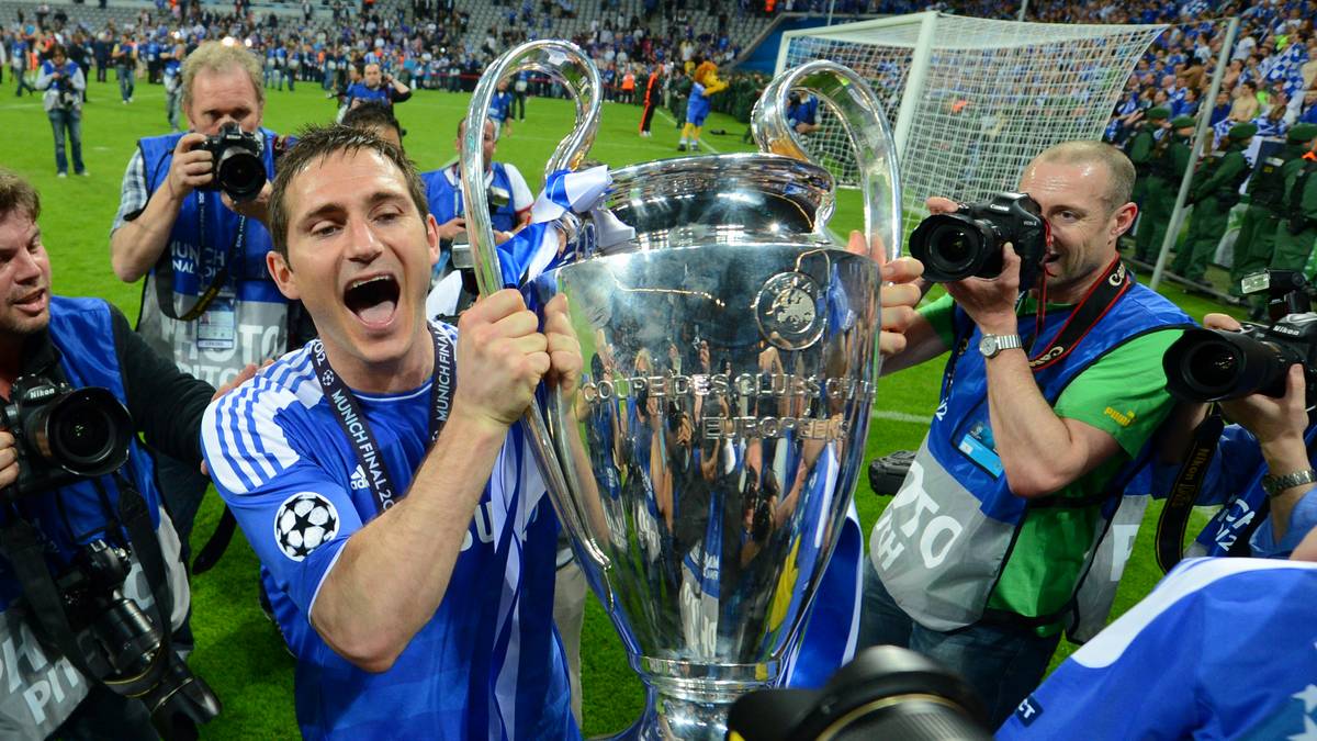 Lampard ist am Ziel seiner Träume. Zwar fliegt Chelsea in der nächsten Saison als Titelverteidiger schon in der Vorrunde raus. Aber die "Blues" trösten sich und gewinnen nach dem "Abstieg" eben die Europa League