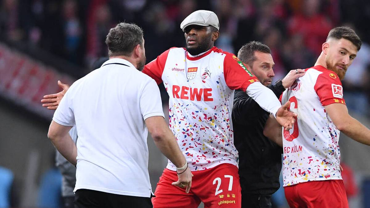 Kölns Anthony Modeste klaute seinem Coach Steffen Baumgart nach seinem Treffer zum 2:2 die Kappe
