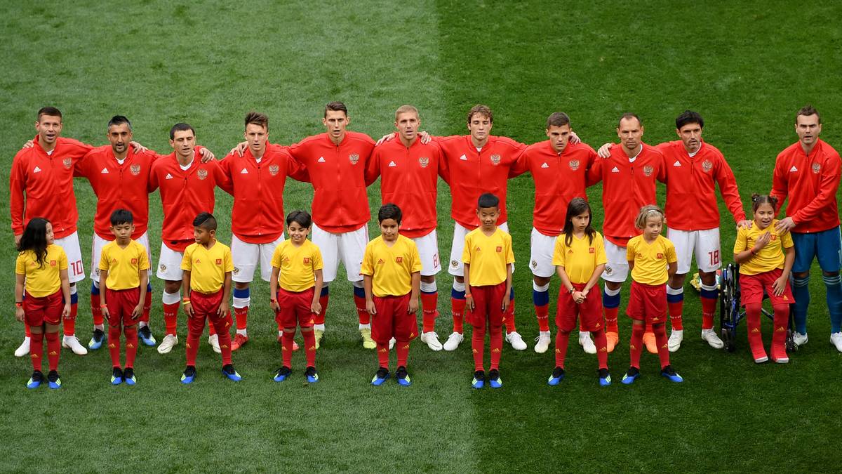 Inbrünstig singen die russischen Spieler mit den Heimfans im Rücken ihre Nationalhymne
