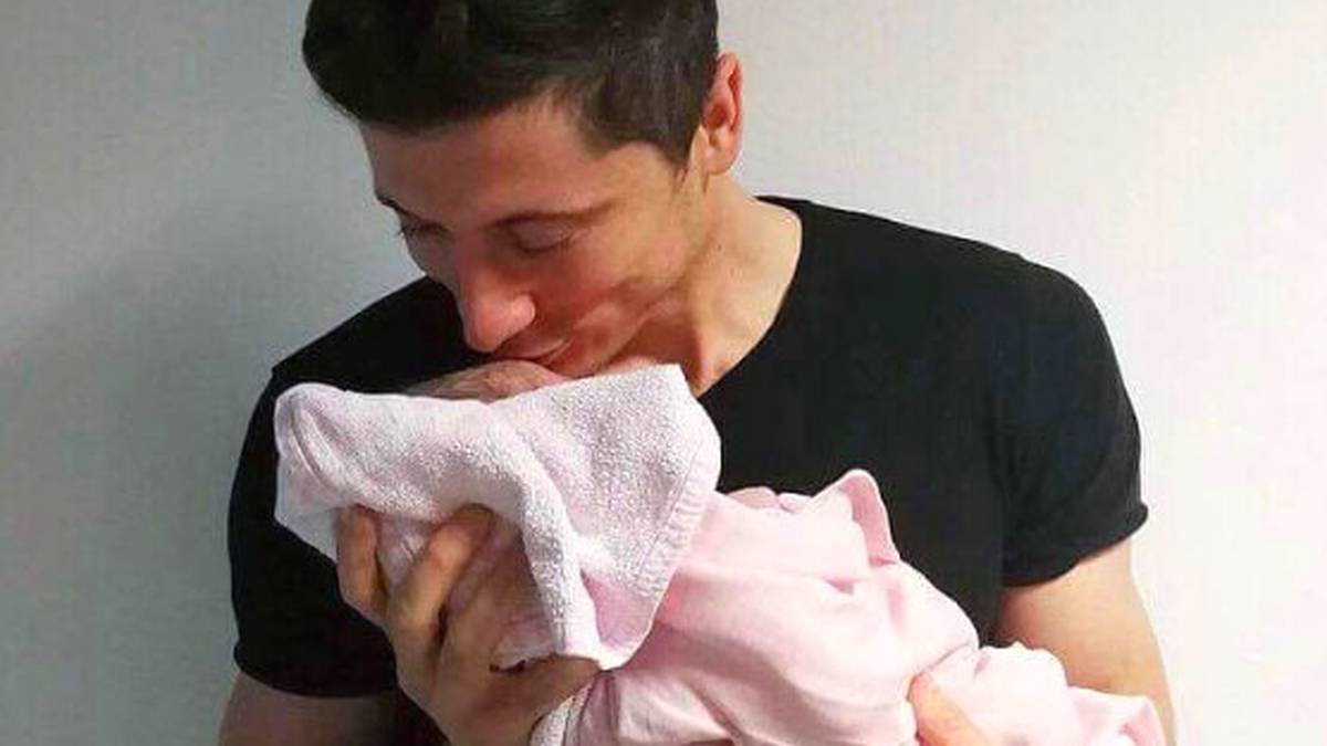 Am 4. Mai 2017 bringt Lewandowskis Frau Anna ein Mädchen zur Welt. Sie heißt Klara und ist das erste Kind der beiden