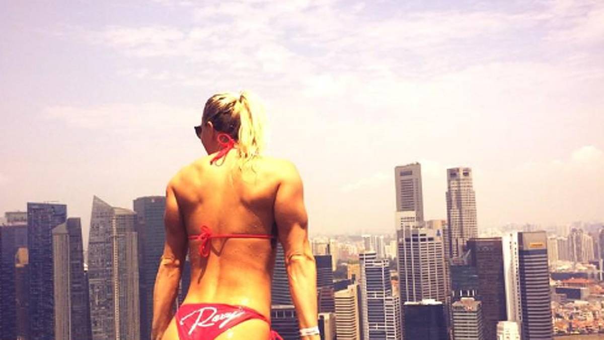 In anderen Gewässern als dem Wettkampfbecken macht sie ebenfalls eine gute Figur - auch der Hintergrund stimmt