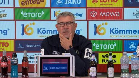 Auf die Frage, was für ihn höher zu bewerten ist, der Klassenerhalt mit Mainz oder der Aufstieg mit Union Berlin, erklärt Urs Fischer, dass der Klassenerhalt etwas "Außergewöhnliches" gewesen sei. Daraufhin lobt er die Arbeit des Teams und aller Beteiligten.