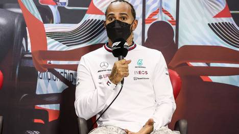Bei den Testfahrten der Formel 1 in Bahrain konnte Mercedes nicht mit der Spitze mithalten. Nun äußert sich Lewis Hamilton zur Situation.