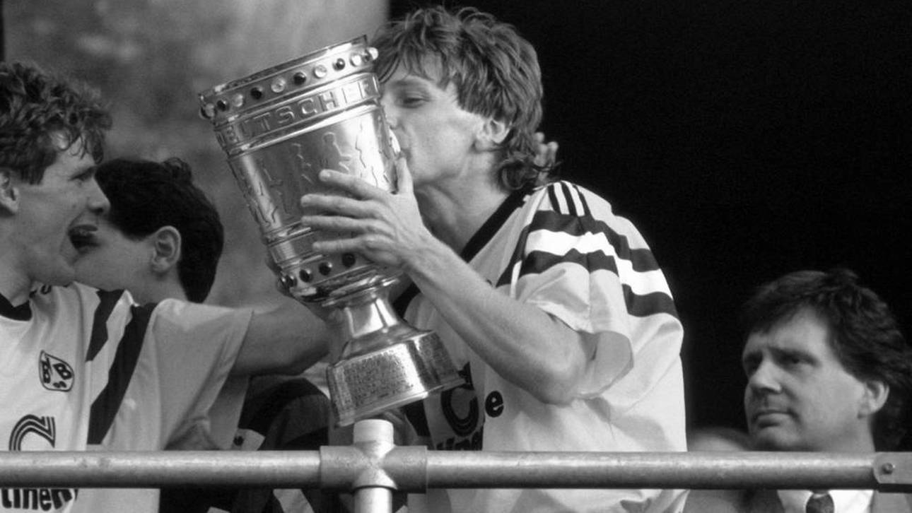 Frank Mill küsst den DFB-Pokal