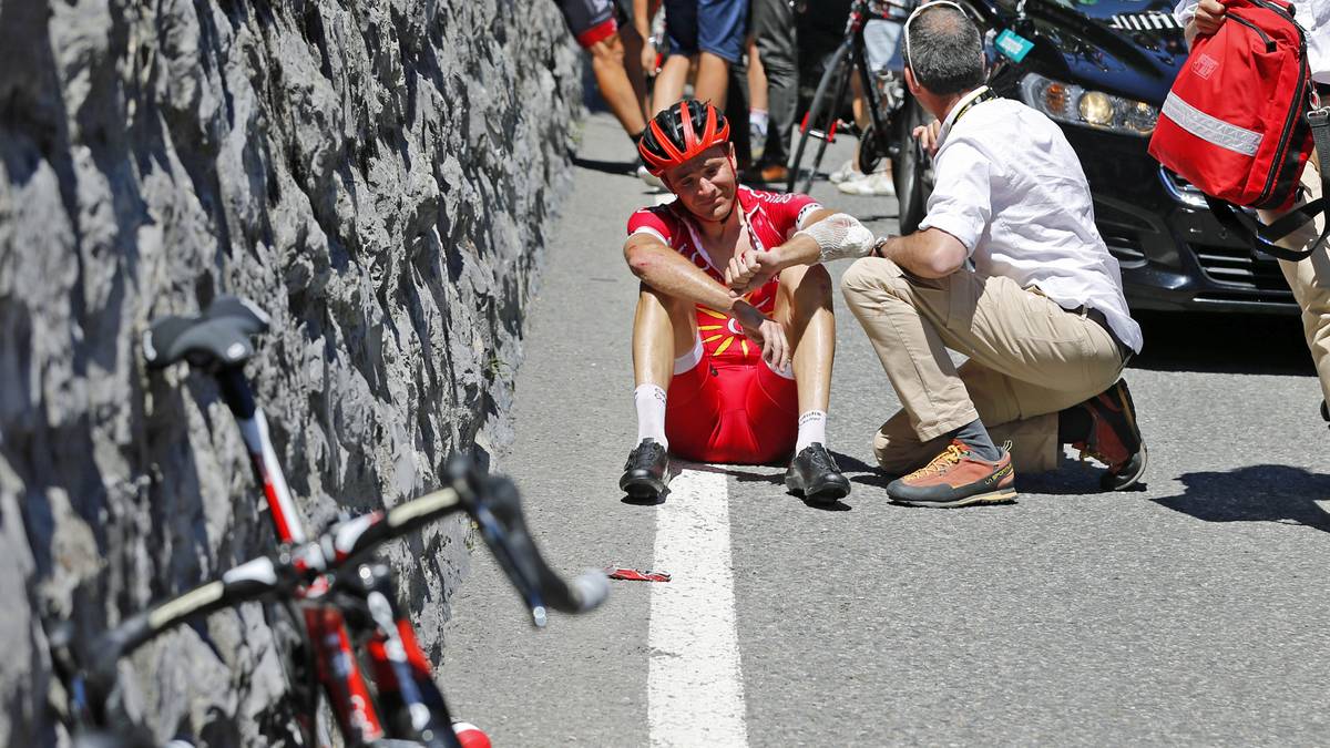 Auch der Slowene Borut Bozic kann die Etappe nicht beenden und sitzt wie ein Häuflein Elend am Straßenrand