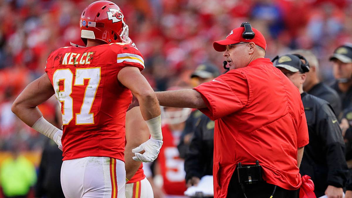 Seinen ersten Trainerjob hatte Reid als Positions-Coach des Tight End bei den Green Bay Packers. Ein Grund, weshalb er nun auch als Headcoach voll auf den Einsatz des Tight Ends setzt. Kein Wunder, dass Mahomes und Tight End Travis Kelce das Herzstück des Teams bilden 