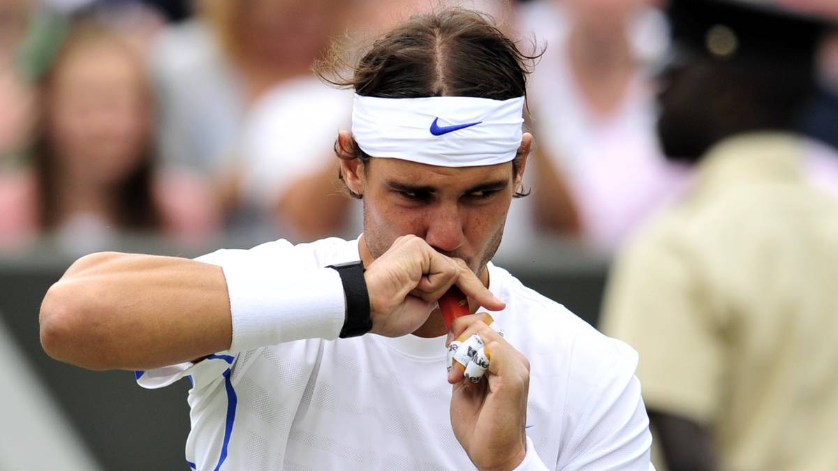 POWERGEL: Selbst beim Powergel folgt Nadal einer Routine. Die Oberseite wird quer aufgerissen - aber nicht ganz. Das Oberteil wird dann abgeklappt und der Inhalt mit genau vier Zügen geleert