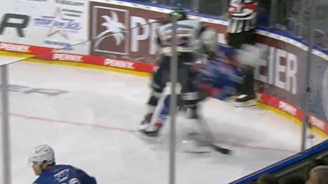 Im DEL-Spiel zwischen Adler Mannheim und den Eisbären Berlin kam es im zweiten Drittel zu einem brutalen Foul.