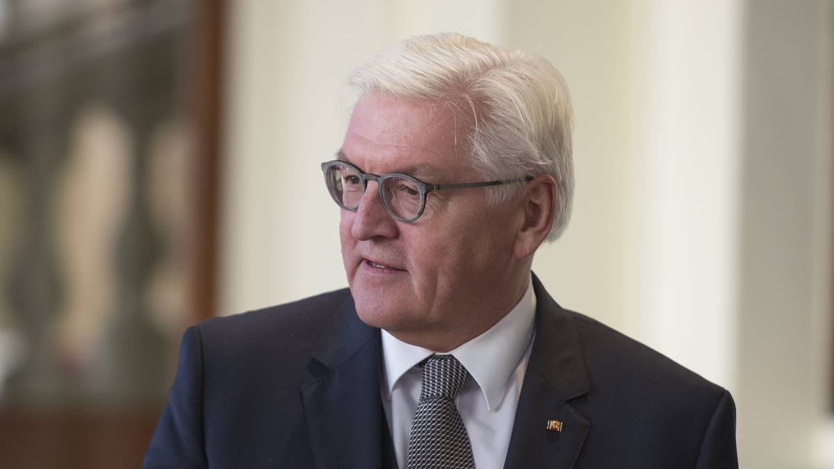 6. JUNI - Steinmeier äußert sich in der "Zeit" befremdet über die Foto-Aktion, sie habe ihn "ein bisschen ratlos gemacht". Ob die Spieler sich entschuldigt hätten, sei "eine Interpretationsfrage", ergänzt er. Aussagen, die die gesamte Krisenkommunikation des DFB pulverisieren